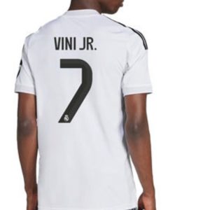 Las camisetas del R.Madrid Vini-Jr Versión Home Player de jugador suelen tener un corte más ceñido y atlético para reducir el volumen de la tela y mejorar la aerodinámica en el campo.