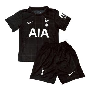 Disponible en varios colores y tallas para niños. Incluye una camiseta de manga corta y un pantalón corto con cintura elástica.