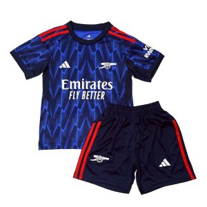 Disponible en varios colores y tallas para niños. Incluye una camiseta de manga corta y un pantalón corto con cintura elástica.Oferta Uniforme Arsenal Niño Away