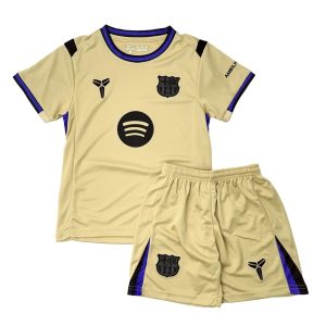 Disponible en varios colores y tallas para niños. Incluye una camiseta de manga corta y un pantalón corto con cintura elástica.