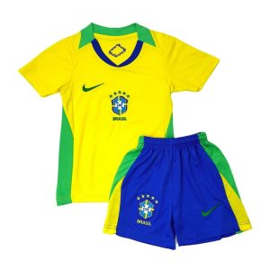 Disponible en varios colores y tallas para niños. Incluye una camiseta de manga corta y un pantalón corto con cintura elástica con la Versiones en Home y Away.