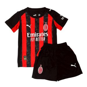 Disponible en varios colores y tallas para niños. Incluye una camiseta de manga corta y un pantalón corto con cintura elástica.