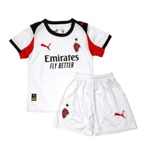 Disponible en varios colores y tallas para niños. Incluye una camiseta de manga corta y un pantalón corto con cintura elástica.