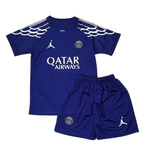 Disponible en varios colores y tallas para niños. Incluye una camiseta de manga corta y un pantalón corto con cintura elástica.