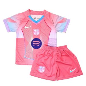 Disponible en varios colores y tallas para niños. Incluye una camiseta de manga corta y un pantalón corto con cintura elástica.