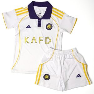 Disponible en varios colores y tallas para niños. Incluye una camiseta de manga corta y un pantalón corto con cintura elástica.