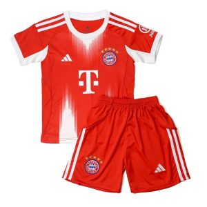 Disponible en varios colores y tallas para niños. Incluye una camiseta de manga corta y un pantalón corto con cintura elástica.