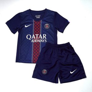 Disponible en varios colores y tallas para niños. Incluye una camiseta de manga corta y un pantalón corto con cintura elástica.