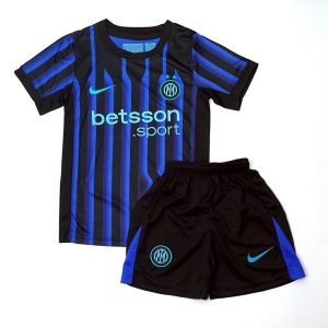 Disponible en varios colores y tallas para niños. Incluye una camiseta de manga corta y un pantalón corto con cintura elástica.