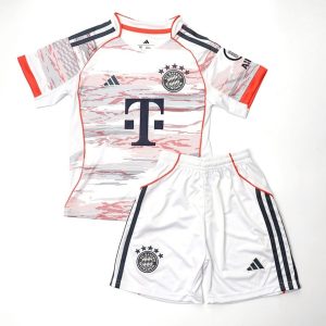 Disponible en varios colores y tallas para niños. Incluye una camiseta de manga corta y un pantalón corto con cintura elástica.