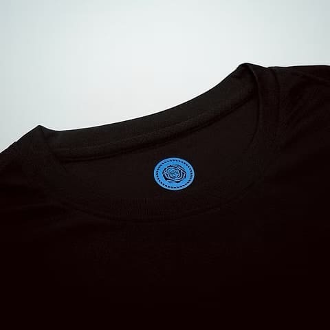 Las camisetas de jugador suelen tener un corte más ceñido y atlético para reducir el volumen de la tela y mejorar la aerodinámica en el campo.