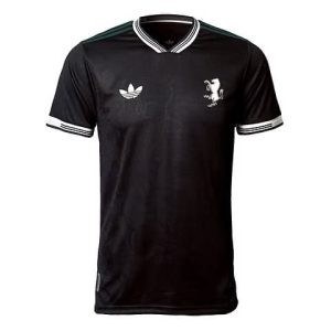 Camiseta Juventus: historia, elegancia y pasión blanquinegra La camiseta de la Juventus es uno de los símbolos más reconocidos del fútbol mundial. Con su clásico diseño en blanco y negro, representa la historia, la elegancia y el espíritu competitivo del club italiano. Ya sea la versión home, away o player, cada camiseta refleja el prestigio y la identidad de “La Vecchia Signora”. Camiseta Juventus Home: el clásico blanco y negro que nunca pasa de moda La camiseta home de la Juventus mantiene el tradicional diseño a rayas verticales blancas y negras, un emblema que ha acompañado al club desde sus inicios. Adidas renueva cada temporada su aspecto, combinando innovación tecnológica y respeto por la historia del club.