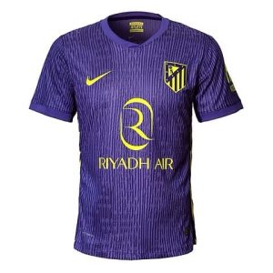 Las camisetas de jugador suelen tener un corte más ceñido y atlético para reducir el volumen de la tela y mejorar la aerodinámica en el campo.