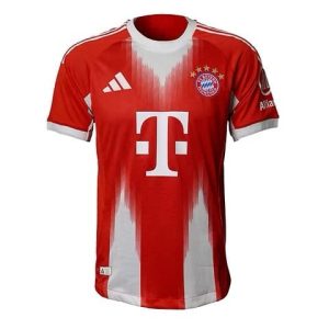 Las camisetas de jugador suelen tener un corte más ceñido y atlético para reducir el volumen de la tela y mejorar la aerodinámica en el campo.