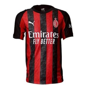 Las camisetas de jugador suelen tener un corte más ceñido y atlético para reducir el volumen de la tela y mejorar la aerodinámica en el campo.