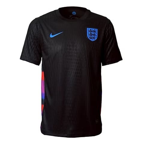 Las camisetas de jugador suelen tener un corte más ceñido y atlético para reducir el volumen de la tela y mejorar la aerodinámica en el campo.