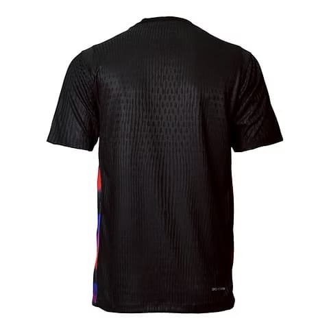 Las camisetas de jugador suelen tener un corte más ceñido y atlético para reducir el volumen de la tela y mejorar la aerodinámica en el campo.