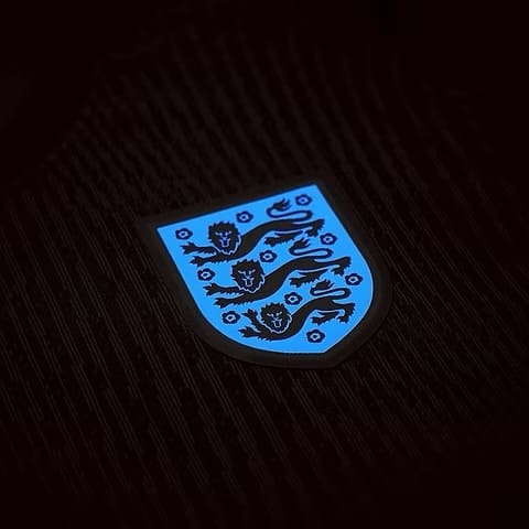 Las camisetas de jugador suelen tener un corte más ceñido y atlético para reducir el volumen de la tela y mejorar la aerodinámica en el campo.