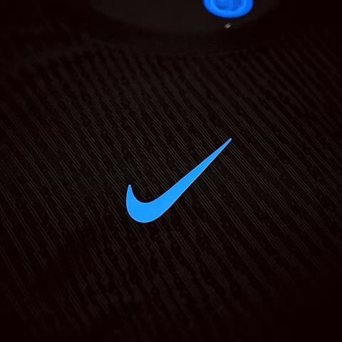 Las camisetas de jugador suelen tener un corte más ceñido y atlético para reducir el volumen de la tela y mejorar la aerodinámica en el campo.