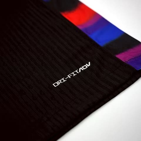 Las camisetas de jugador suelen tener un corte más ceñido y atlético para reducir el volumen de la tela y mejorar la aerodinámica en el campo.