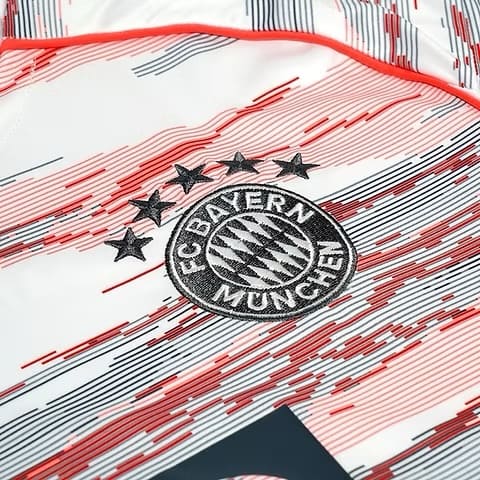 Camiseta Bayern Múnich: tradición, gloria y orgullo bávaro La camiseta del Bayern Múnich representa la historia y la grandeza del club más exitoso de Alemania. Con sus colores emblemáticos y diseños modernos, las equipaciones del Bayern son un símbolo de pasión por el fútbol y excelencia deportiva. Las versiones home, away y player destacan por su calidad, tecnología y elegancia.