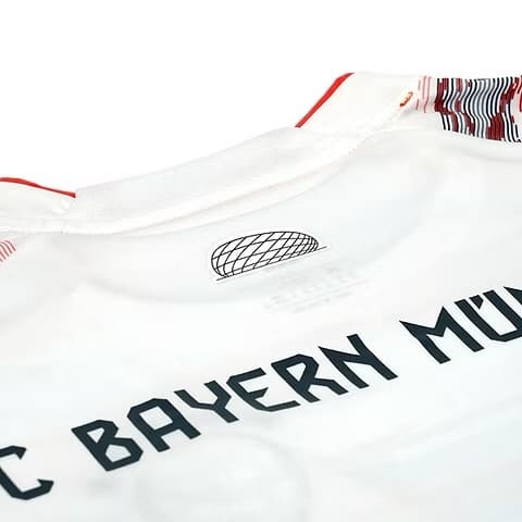 Camiseta Bayern Múnich: tradición, gloria y orgullo bávaro La camiseta del Bayern Múnich representa la historia y la grandeza del club más exitoso de Alemania. Con sus colores emblemáticos y diseños modernos, las equipaciones del Bayern son un símbolo de pasión por el fútbol y excelencia deportiva. Las versiones home, away y player destacan por su calidad, tecnología y elegancia.