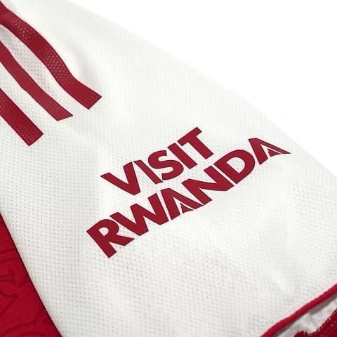 Las camisetas de jugador suelen tener un corte más ceñido y atlético para reducir el volumen de la tela y mejorar la aerodinámica en el campo.