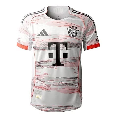 Las camisetas de jugador suelen tener un corte más ceñido y atlético para reducir el volumen de la tela y mejorar la aerodinámica en el campo.