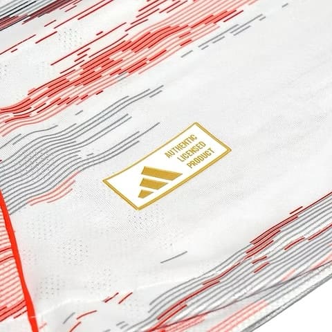 Las camisetas de jugador suelen tener un corte más ceñido y atlético para reducir el volumen de la tela y mejorar la aerodinámica en el campo.