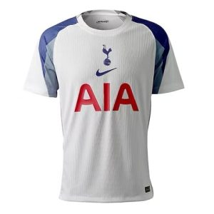 Las camisetas de jugador suelen tener un corte más ceñido y atlético para reducir el volumen de la tela y mejorar la aerodinámica en el campo.