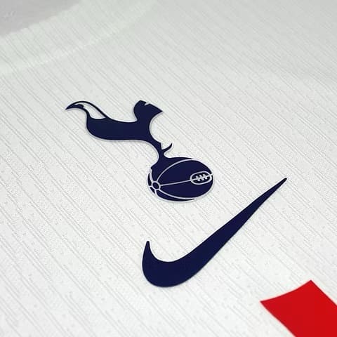 Las camisetas de jugador suelen tener un corte más ceñido y atlético para reducir el volumen de la tela y mejorar la aerodinámica en el campo.