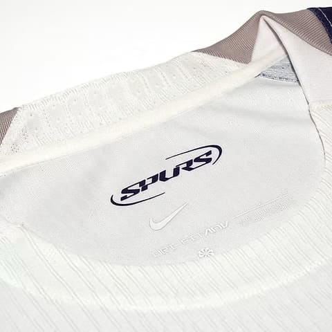 Las camisetas de jugador suelen tener un corte más ceñido y atlético para reducir el volumen de la tela y mejorar la aerodinámica en el campo.