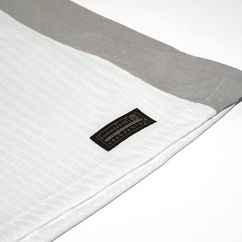 Las camisetas de jugador suelen tener un corte más ceñido y atlético para reducir el volumen de la tela y mejorar la aerodinámica en el campo.