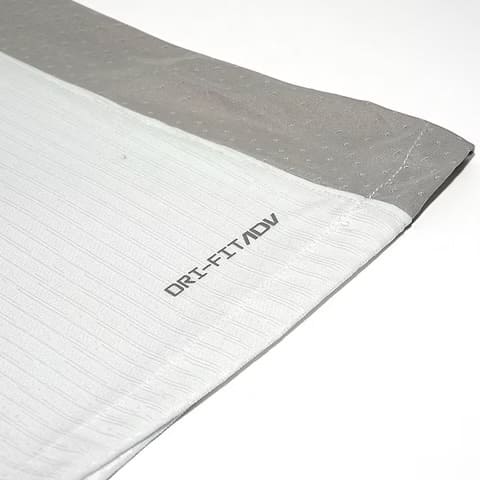 Las camisetas de jugador suelen tener un corte más ceñido y atlético para reducir el volumen de la tela y mejorar la aerodinámica en el campo.