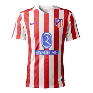 Las camisetas de jugador suelen tener un corte más ceñido y atlético para reducir el volumen de la tela y mejorar la aerodinámica en el campo.