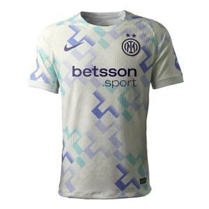 Las camisetas de jugador suelen tener un corte más ceñido y atlético para reducir el volumen de la tela y mejorar la aerodinámica en el campo. con la Versión Home y Away
