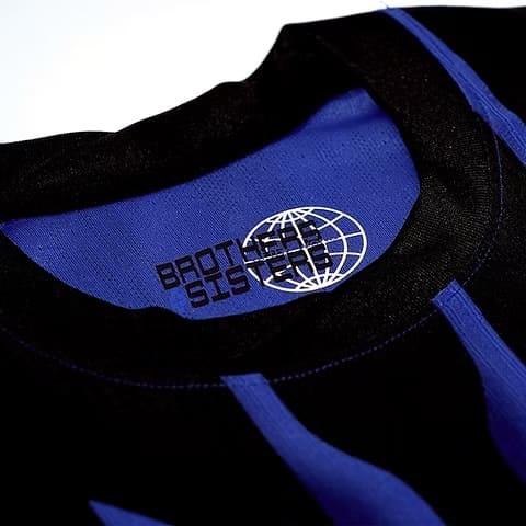 Diferencias entre las camisetas Fan y Player del Inter de Milán Camiseta Fan: calidad y comodidad para el día a día La camiseta Inter de Milán Fan (o Stadium) está diseñada para aficionados que buscan un equilibrio entre estética oficial y comodidad. Es más económica y perfecta para uso casual. Características de la camiseta Fan Ajuste regular (clásico) Tejido resistente y cómodo Precio más accesible Escudos bordados o estampados estándar