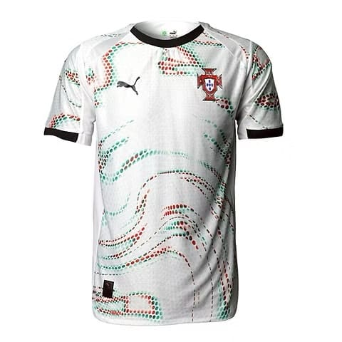 Una camiseta de fútbol réplica —también conocida como camiseta de aficionado o camiseta de estadio— está hecha para los seguidores. Está diseñada para ser casi idéntica a la camiseta auténtica, pero confeccionada para mayor comodidad, para el uso diario y a un precio asequible