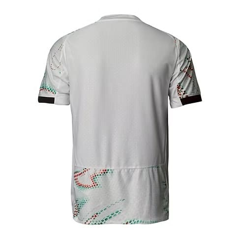 Una camiseta de fútbol réplica —también conocida como camiseta de aficionado o camiseta de estadio— está hecha para los seguidores. Está diseñada para ser casi idéntica a la camiseta auténtica, pero confeccionada para mayor comodidad, para el uso diario y a un precio asequible