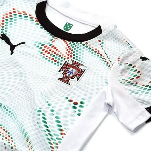 Una camiseta de fútbol réplica —también conocida como camiseta de aficionado o camiseta de estadio— está hecha para los seguidores. Está diseñada para ser casi idéntica a la camiseta auténtica, pero confeccionada para mayor comodidad, para el uso diario y a un precio asequible