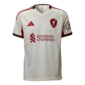 Las camisetas de jugador suelen tener un corte más ceñido y atlético para reducir el volumen de la tela y mejorar la aerodinámica en el campo.