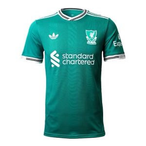 Las camisetas de jugador suelen tener un corte más ceñido y atlético para reducir el volumen de la tela y mejorar la aerodinámica en el campo.