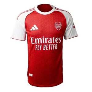 Las camisetas de jugador suelen tener un corte más ceñido y atlético para reducir el volumen de la tela y mejorar la aerodinámica en el campo.