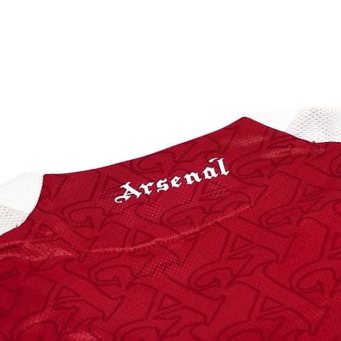 Las camisetas de jugador suelen tener un corte más ceñido y atlético para reducir el volumen de la tela y mejorar la aerodinámica en el campo.