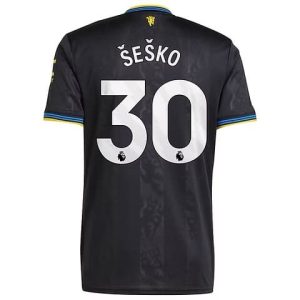 Las camisetas de jugador suelen tener un corte más ceñido y atlético para reducir el volumen de la tela y mejorar la aerodinámica en el campo.