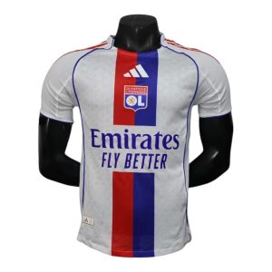 Las camisetas de jugador suelen tener un corte más ceñido y atlético para reducir el volumen de la tela y mejorar la aerodinámica en el campo.