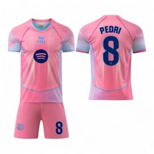 Camiseta Barcelona: Guía Completa para Elegir la Mejor Opción Online La camiseta Barcelona es uno de los productos más buscados en tiendas online de fútbol. Tanto si quieres la camiseta Barça oficial, una versión home, away o third, o si buscas una camiseta del Barcelona barata en oferta, esta guía totalmente optimizada para SEO te ayudará a encontrar la opción ideal, con palabras clave naturales y orientadas a búsquedas reales en Google. ¿Qué tipos de camisetas del Barcelona existen? Camiseta Barcelona Home La camiseta Barcelona home es la más representativa del club. Es la camiseta azulgrana clásica que cada temporada presenta un diseño renovado. Muchos usuarios buscan frases como “camiseta Barcelona primera equipación”, “camiseta Barça azulgrana” o “camiseta FC Barcelona local”, por lo que incluimos estas variantes para facilitar tu búsqueda. Camiseta Barcelona Away La camiseta Barcelona away o segunda equipación del Barça suele presentar colores innovadores cada temporada. Términos con alto volumen de búsqueda como “camiseta Barcelona visitante”, “segunda equipación Barça 2025” o “camiseta Barça amarilla / dorada / blanca” son comunes entre quienes buscan diseños diferentes. Camiseta Barcelona Third La camiseta Barcelona third es la tercera equipación del club, pensada para coleccionistas y aficionados que buscan una camiseta exclusiva. También se conoce como “camiseta alternativa del Barcelona”, “tercera equipación Barça” o “camiseta Barça edición especial”. Diferencias entre camisetas Fan y Player del Barcelona Camiseta Barcelona Fan Version La camiseta Barça Fan o Versión Aficionado es la más comprada online. Está pensada para uso diario, con un tejido cómodo y resistente. Búsquedas comunes incluyen “camiseta Barcelona réplica”, “camiseta Barça aficionado barata” y “camiseta Barcelona económica”. Características principales de la versión Fan Ajuste estándar Material más grueso y duradero Precio más bajo Ideal para uso casual y para regalar Camiseta Barcelona Player Version La camiseta Barça Player es la versión que usan los jugadores en el campo. Muchos compradores la buscan como “camiseta Barcelona auténtica”, “camiseta Barça profesional” o “camiseta Barcelona jugador”. Características de la versión Player Tejido más ligero y transpirable Ajuste más entallado Tecnología avanzada de ventilación Gran detalle en el escudo y los estampados Comprar Camiseta Barcelona Online: Catálogo Completo, Ofertas y Todas las Versiones La camiseta Barcelona es uno de los productos más buscados por aficionados del fútbol en todo el mundo. En nuestra tienda online encontrarás la camiseta Barça oficial, incluyendo las versiones home (primera equipación), away (segunda equipación), third (tercera equipación), además de las opciones fan, player, niño, mujer, junior, retro, ediciones especiales, camiseta Barcelona barata, en oferta y personalizada con nombre y dorsal. Este texto está diseñado para responder a búsquedas como: “comprar camiseta Barcelona online”, “camiseta Barça oficial barata”, “camiseta FC Barcelona 2025”, “dónde comprar camiseta del Barcelona original”, “camiseta Barça rebajada”, “camiseta Barcelona niño barata”, “camiseta Barça hombre mujer”, entre muchas más. Tipos de camisetas del FC Barcelona disponibles Camiseta Barcelona Home – Primera Equipación La camiseta Barcelona home es el símbolo más icónico del club. Cada temporada, millones de aficionados buscan la camiseta Barça primera equipación, ya sea para colección, para entrenar o para vestir en el día a día. Variaciones de búsqueda frecuentes incluyen: camiseta Barcelona local 2024/2025 camiseta Barça azulgrana original camiseta FC Barcelona home barata camiseta Barcelona primera equipación hombre / mujer / niño ¿Por que elegir la camiseta Barça home Diseño clásico azulgrana Ideal para aficionados que quieren la versión más representativa Disponible en versiones Fan y Player Gran variedad de tallas y temporadas Camiseta Barcelona Away – Segunda Equipación La camiseta Barcelona away destaca por colores diferentes y diseños creativos. Muchos usuarios buscan la camiseta Barcelona visitante, así como colores concretos según la temporada: “camiseta Barça amarilla”, “camiseta Barcelona dorada”, “camiseta Barça blanca”, “camiseta FC Barcelona negra”. Ventajas de la camiseta Away Diseño único para coleccionistas Colores llamativos y exclusivos Perfecta para quienes desean diferenciarse Disponible en adulto, niño y mujer Camiseta Barcelona Third – Tercera Equipación La camiseta Barcelona third es la opción más moderna y arriesgada. En búsquedas de Google suele relacionarse con términos como: “camiseta Barça edición especial”, “tercera equipación Barcelona limitada”, “camiseta Barcelona alternativa 2025”. ¿Qué la hace tan popular? Ediciones limitadas Diseños rompedores Muy valorada por coleccionistas de camisetas Mayor demanda durante lanzamientos exclusivos Diferencias entre Camiseta Barcelona Fan y Player Camiseta Barcelona Fan (Versión Aficionado) La camiseta Barça Fan Version es la más vendida en tiendas online. Palabras clave habituales: “camiseta Barcelona réplica de alta calidad”, “camiseta Barça aficionado barata”, “camiseta Barcelona económica online”. Características de la versión Fan Corte estándar cómodo Material más resistente Precio más accesible Ideal para uso diario, regalar o colección casual Camiseta Barcelona Player (Versión Jugador) La camiseta Barça Player Version es la misma que utilizan los jugadores en el terreno de juego. Buscadores comunes incluyen: “camiseta Barcelona auténtica”, “camiseta Barça vapor match”, “camiseta FC Barcelona tecnología avanzada”. Beneficios de la versión Player Tejido ultraligero Ajuste atlético entallado Máxima ventilación y transpirabilidad Detalles premium en escudo, logos y números Camisetas del Barcelona para Niño y Juvenil Camiseta Barcelona Niño La camiseta Barça para niño es una de las más buscadas en periodos de promociones y regalos. Keywords importantes: “camiseta Barcelona niño barata”, “equipación Barça infantil completa”, “camiseta FC Barcelona junior original”, “camiseta niño Barça 2026”. Ventajas de comprar camisetas infantiles online Tallas desde bebé hasta juvenil Packs con camiseta + pantalón + medias Precios más ajustados Versiones home, away, third y retro Camiseta Barcelona Retro y Ediciones Especiales Camisetas Retro del Barça La camiseta retro Barcelona es ideal para coleccionistas y nostálgicos. Las búsquedas más habituales incluyen: “camiseta Barça vintage”, “camiseta Barcelona 1992”, “camiseta FC Barcelona retro Ronaldinho / Messi”, “camiseta Barça antigua original”. ¿Por qué elegir una camiseta retro? Estética clásica y única Alto valor coleccionable Perfecta para regalos o aficionados históricos Personalización: Nombre, Dorsal y Parche Oficial La camiseta Barcelona personalizada es una de las opciones más demandadas. Keywords importantes: “camiseta Barça personalizada con nombre”, “camiseta Barcelona con dorsal oficial”, “parches Champions oficiales Barça”. Opciones de personalización Nombre y número oficial del jugador Personalización libre Parches de Liga, Champions y especiales Tipografías originales de temporada Ofertas, Promociones y Descuentos en Camisetas del Barcelona Dónde encontrar camisetas del Barça baratas Miles de usuarios buscan términos como: “camiseta Barcelona barata online”, “descuentos camiseta Barça”, “camiseta FC Barcelona outlet”, “camiseta Barça precio rebajado”.