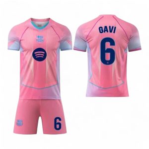 Camiseta Barcelona: Guía Completa para Elegir la Mejor Opción Online La camiseta Barcelona es uno de los productos más buscados en tiendas online de fútbol. Tanto si quieres la camiseta Barça oficial, una versión home, away o third, o si buscas una camiseta del Barcelona barata en oferta, esta guía totalmente optimizada para SEO te ayudará a encontrar la opción ideal, con palabras clave naturales y orientadas a búsquedas reales en Google. ¿Qué tipos de camisetas del Barcelona existen? Camiseta Barcelona Home La camiseta Barcelona home es la más representativa del club. Es la camiseta azulgrana clásica que cada temporada presenta un diseño renovado. Muchos usuarios buscan frases como “camiseta Barcelona primera equipación”, “camiseta Barça azulgrana” o “camiseta FC Barcelona local”, por lo que incluimos estas variantes para facilitar tu búsqueda. Camiseta Barcelona Away La camiseta Barcelona away o segunda equipación del Barça suele presentar colores innovadores cada temporada. Términos con alto volumen de búsqueda como “camiseta Barcelona visitante”, “segunda equipación Barça 2025” o “camiseta Barça amarilla / dorada / blanca” son comunes entre quienes buscan diseños diferentes. Camiseta Barcelona Third La camiseta Barcelona third es la tercera equipación del club, pensada para coleccionistas y aficionados que buscan una camiseta exclusiva. También se conoce como “camiseta alternativa del Barcelona”, “tercera equipación Barça” o “camiseta Barça edición especial”. Diferencias entre camisetas Fan y Player del Barcelona Camiseta Barcelona Fan Version La camiseta Barça Fan o Versión Aficionado es la más comprada online. Está pensada para uso diario, con un tejido cómodo y resistente. Búsquedas comunes incluyen “camiseta Barcelona réplica”, “camiseta Barça aficionado barata” y “camiseta Barcelona económica”. Características principales de la versión Fan Ajuste estándar Material más grueso y duradero Precio más bajo Ideal para uso casual y para regalar Camiseta Barcelona Player Version La camiseta Barça Player es la versión que usan los jugadores en el campo. Muchos compradores la buscan como “camiseta Barcelona auténtica”, “camiseta Barça profesional” o “camiseta Barcelona jugador”. Características de la versión Player Tejido más ligero y transpirable Ajuste más entallado Tecnología avanzada de ventilación Gran detalle en el escudo y los estampados Comprar Camiseta Barcelona Online: Catálogo Completo, Ofertas y Todas las Versiones La camiseta Barcelona es uno de los productos más buscados por aficionados del fútbol en todo el mundo. En nuestra tienda online encontrarás la camiseta Barça oficial, incluyendo las versiones home (primera equipación), away (segunda equipación), third (tercera equipación), además de las opciones fan, player, niño, mujer, junior, retro, ediciones especiales, camiseta Barcelona barata, en oferta y personalizada con nombre y dorsal. Este texto está diseñado para responder a búsquedas como: “comprar camiseta Barcelona online”, “camiseta Barça oficial barata”, “camiseta FC Barcelona 2025”, “dónde comprar camiseta del Barcelona original”, “camiseta Barça rebajada”, “camiseta Barcelona niño barata”, “camiseta Barça hombre mujer”, entre muchas más. Tipos de camisetas del FC Barcelona disponibles Camiseta Barcelona Home – Primera Equipación La camiseta Barcelona home es el símbolo más icónico del club. Cada temporada, millones de aficionados buscan la camiseta Barça primera equipación, ya sea para colección, para entrenar o para vestir en el día a día. Variaciones de búsqueda frecuentes incluyen: camiseta Barcelona local 2024/2025 camiseta Barça azulgrana original camiseta FC Barcelona home barata camiseta Barcelona primera equipación hombre / mujer / niño ¿Por que elegir la camiseta Barça home Diseño clásico azulgrana Ideal para aficionados que quieren la versión más representativa Disponible en versiones Fan y Player Gran variedad de tallas y temporadas Camiseta Barcelona Away – Segunda Equipación La camiseta Barcelona away destaca por colores diferentes y diseños creativos. Muchos usuarios buscan la camiseta Barcelona visitante, así como colores concretos según la temporada: “camiseta Barça amarilla”, “camiseta Barcelona dorada”, “camiseta Barça blanca”, “camiseta FC Barcelona negra”. Ventajas de la camiseta Away Diseño único para coleccionistas Colores llamativos y exclusivos Perfecta para quienes desean diferenciarse Disponible en adulto, niño y mujer Camiseta Barcelona Third – Tercera Equipación La camiseta Barcelona third es la opción más moderna y arriesgada. En búsquedas de Google suele relacionarse con términos como: “camiseta Barça edición especial”, “tercera equipación Barcelona limitada”, “camiseta Barcelona alternativa 2025”. ¿Qué la hace tan popular? Ediciones limitadas Diseños rompedores Muy valorada por coleccionistas de camisetas Mayor demanda durante lanzamientos exclusivos Diferencias entre Camiseta Barcelona Fan y Player Camiseta Barcelona Fan (Versión Aficionado) La camiseta Barça Fan Version es la más vendida en tiendas online. Palabras clave habituales: “camiseta Barcelona réplica de alta calidad”, “camiseta Barça aficionado barata”, “camiseta Barcelona económica online”. Características de la versión Fan Corte estándar cómodo Material más resistente Precio más accesible Ideal para uso diario, regalar o colección casual Camiseta Barcelona Player (Versión Jugador) La camiseta Barça Player Version es la misma que utilizan los jugadores en el terreno de juego. Buscadores comunes incluyen: “camiseta Barcelona auténtica”, “camiseta Barça vapor match”, “camiseta FC Barcelona tecnología avanzada”. Beneficios de la versión Player Tejido ultraligero Ajuste atlético entallado Máxima ventilación y transpirabilidad Detalles premium en escudo, logos y números Camisetas del Barcelona para Niño y Juvenil Camiseta Barcelona Niño La camiseta Barça para niño es una de las más buscadas en periodos de promociones y regalos. Keywords importantes: “camiseta Barcelona niño barata”, “equipación Barça infantil completa”, “camiseta FC Barcelona junior original”, “camiseta niño Barça 2026”. Ventajas de comprar camisetas infantiles online Tallas desde bebé hasta juvenil Packs con camiseta + pantalón + medias Precios más ajustados Versiones home, away, third y retro Camiseta Barcelona Retro y Ediciones Especiales Camisetas Retro del Barça La camiseta retro Barcelona es ideal para coleccionistas y nostálgicos. Las búsquedas más habituales incluyen: “camiseta Barça vintage”, “camiseta Barcelona 1992”, “camiseta FC Barcelona retro Ronaldinho / Messi”, “camiseta Barça antigua original”. ¿Por qué elegir una camiseta retro? Estética clásica y única Alto valor coleccionable Perfecta para regalos o aficionados históricos Personalización: Nombre, Dorsal y Parche Oficial La camiseta Barcelona personalizada es una de las opciones más demandadas. Keywords importantes: “camiseta Barça personalizada con nombre”, “camiseta Barcelona con dorsal oficial”, “parches Champions oficiales Barça”. Opciones de personalización Nombre y número oficial del jugador Personalización libre Parches de Liga, Champions y especiales Tipografías originales de temporada Ofertas, Promociones y Descuentos en Camisetas del Barcelona Dónde encontrar camisetas del Barça baratas Miles de usuarios buscan términos como: “camiseta Barcelona barata online”, “descuentos camiseta Barça”, “camiseta FC Barcelona outlet”, “camiseta Barça precio rebajado”.