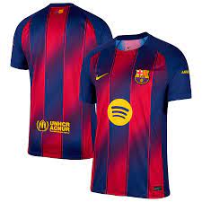 Camiseta Barcelona: Guía Completa para Elegir la Mejor Opción Online La camiseta Barcelona es uno de los productos más buscados en tiendas online de fútbol. Tanto si quieres la camiseta Barça oficial, una versión home, away o third, o si buscas una camiseta del Barcelona barata en oferta, esta guía totalmente optimizada para SEO te ayudará a encontrar la opción ideal, con palabras clave naturales y orientadas a búsquedas reales en Google. ¿Qué tipos de camisetas del Barcelona existen? Camiseta Barcelona Home La camiseta Barcelona home es la más representativa del club. Es la camiseta azulgrana clásica que cada temporada presenta un diseño renovado. Muchos usuarios buscan frases como “camiseta Barcelona primera equipación”, “camiseta Barça azulgrana” o “camiseta FC Barcelona local”, por lo que incluimos estas variantes para facilitar tu búsqueda. Camiseta Barcelona Away La camiseta Barcelona away o segunda equipación del Barça suele presentar colores innovadores cada temporada. Términos con alto volumen de búsqueda como “camiseta Barcelona visitante”, “segunda equipación Barça 2025” o “camiseta Barça amarilla / dorada / blanca” son comunes entre quienes buscan diseños diferentes. Camiseta Barcelona Third La camiseta Barcelona third es la tercera equipación del club, pensada para coleccionistas y aficionados que buscan una camiseta exclusiva. También se conoce como “camiseta alternativa del Barcelona”, “tercera equipación Barça” o “camiseta Barça edición especial”. Diferencias entre camisetas Fan y Player del Barcelona Camiseta Barcelona Fan Version La camiseta Barça Fan o Versión Aficionado es la más comprada online. Está pensada para uso diario, con un tejido cómodo y resistente. Búsquedas comunes incluyen “camiseta Barcelona réplica”, “camiseta Barça aficionado barata” y “camiseta Barcelona económica”. Características principales de la versión Fan Ajuste estándar Material más grueso y duradero Precio más bajo Ideal para uso casual y para regalar Camiseta Barcelona Player Version La camiseta Barça Player es la versión que usan los jugadores en el campo. Muchos compradores la buscan como “camiseta Barcelona auténtica”, “camiseta Barça profesional” o “camiseta Barcelona jugador”. Características de la versión Player Tejido más ligero y transpirable Ajuste más entallado Tecnología avanzada de ventilación Gran detalle en el escudo y los estampados Comprar Camiseta Barcelona Online: Catálogo Completo, Ofertas y Todas las Versiones La camiseta Barcelona es uno de los productos más buscados por aficionados del fútbol en todo el mundo. En nuestra tienda online encontrarás la camiseta Barça oficial, incluyendo las versiones home (primera equipación), away (segunda equipación), third (tercera equipación), además de las opciones fan, player, niño, mujer, junior, retro, ediciones especiales, camiseta Barcelona barata, en oferta y personalizada con nombre y dorsal. Este texto está diseñado para responder a búsquedas como: “comprar camiseta Barcelona online”, “camiseta Barça oficial barata”, “camiseta FC Barcelona 2025”, “dónde comprar camiseta del Barcelona original”, “camiseta Barça rebajada”, “camiseta Barcelona niño barata”, “camiseta Barça hombre mujer”, entre muchas más. Tipos de camisetas del FC Barcelona disponibles Camiseta Barcelona Home – Primera Equipación La camiseta Barcelona home es el símbolo más icónico del club. Cada temporada, millones de aficionados buscan la camiseta Barça primera equipación, ya sea para colección, para entrenar o para vestir en el día a día. Variaciones de búsqueda frecuentes incluyen: camiseta Barcelona local 2024/2025 camiseta Barça azulgrana original camiseta FC Barcelona home barata camiseta Barcelona primera equipación hombre / mujer / niño ¿Por que elegir la camiseta Barça home Diseño clásico azulgrana Ideal para aficionados que quieren la versión más representativa Disponible en versiones Fan y Player Gran variedad de tallas y temporadas Camiseta Barcelona Away – Segunda Equipación La camiseta Barcelona away destaca por colores diferentes y diseños creativos. Muchos usuarios buscan la camiseta Barcelona visitante, así como colores concretos según la temporada: “camiseta Barça amarilla”, “camiseta Barcelona dorada”, “camiseta Barça blanca”, “camiseta FC Barcelona negra”. Ventajas de la camiseta Away Diseño único para coleccionistas Colores llamativos y exclusivos Perfecta para quienes desean diferenciarse Disponible en adulto, niño y mujer Camiseta Barcelona Third – Tercera Equipación La camiseta Barcelona third es la opción más moderna y arriesgada. En búsquedas de Google suele relacionarse con términos como: “camiseta Barça edición especial”, “tercera equipación Barcelona limitada”, “camiseta Barcelona alternativa 2025”. ¿Qué la hace tan popular? Ediciones limitadas Diseños rompedores Muy valorada por coleccionistas de camisetas Mayor demanda durante lanzamientos exclusivos Diferencias entre Camiseta Barcelona Fan y Player Camiseta Barcelona Fan (Versión Aficionado) La camiseta Barça Fan Version es la más vendida en tiendas online. Palabras clave habituales: “camiseta Barcelona réplica de alta calidad”, “camiseta Barça aficionado barata”, “camiseta Barcelona económica online”. Características de la versión Fan Corte estándar cómodo Material más resistente Precio más accesible Ideal para uso diario, regalar o colección casual Camiseta Barcelona Player (Versión Jugador) La camiseta Barça Player Version es la misma que utilizan los jugadores en el terreno de juego. Buscadores comunes incluyen: “camiseta Barcelona auténtica”, “camiseta Barça vapor match”, “camiseta FC Barcelona tecnología avanzada”. Beneficios de la versión Player Tejido ultraligero Ajuste atlético entallado Máxima ventilación y transpirabilidad Detalles premium en escudo, logos y números Camisetas del Barcelona para Niño y Juvenil Camiseta Barcelona Niño La camiseta Barça para niño es una de las más buscadas en periodos de promociones y regalos. Keywords importantes: “camiseta Barcelona niño barata”, “equipación Barça infantil completa”, “camiseta FC Barcelona junior original”, “camiseta niño Barça 2026”. Ventajas de comprar camisetas infantiles online Tallas desde bebé hasta juvenil Packs con camiseta + pantalón + medias Precios más ajustados Versiones home, away, third y retro Camiseta Barcelona Retro y Ediciones Especiales Camisetas Retro del Barça La camiseta retro Barcelona es ideal para coleccionistas y nostálgicos. Las búsquedas más habituales incluyen: “camiseta Barça vintage”, “camiseta Barcelona 1992”, “camiseta FC Barcelona retro Ronaldinho / Messi”, “camiseta Barça antigua original”. ¿Por qué elegir una camiseta retro? Estética clásica y única Alto valor coleccionable Perfecta para regalos o aficionados históricos Personalización: Nombre, Dorsal y Parche Oficial La camiseta Barcelona personalizada es una de las opciones más demandadas. Keywords importantes: “camiseta Barça personalizada con nombre”, “camiseta Barcelona con dorsal oficial”, “parches Champions oficiales Barça”. Opciones de personalización Nombre y número oficial del jugador Personalización libre Parches de Liga, Champions y especiales Tipografías originales de temporada Ofertas, Promociones y Descuentos en Camisetas del Barcelona Dónde encontrar camisetas del Barça baratas Miles de usuarios buscan términos como: “camiseta Barcelona barata online”, “descuentos camiseta Barça”, “camiseta FC Barcelona outlet”, “camiseta Barça precio rebajado”.
