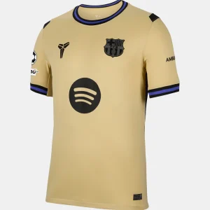 Camiseta Barcelona: Guía Completa para Elegir la Mejor Opción Online La camiseta Barcelona es uno de los productos más buscados en tiendas online de fútbol. Tanto si quieres la camiseta Barça oficial, una versión home, away o third, o si buscas una camiseta del Barcelona barata en oferta, esta guía totalmente optimizada para SEO te ayudará a encontrar la opción ideal, con palabras clave naturales y orientadas a búsquedas reales en Google. ¿Qué tipos de camisetas del Barcelona existen? Camiseta Barcelona Home La camiseta Barcelona home es la más representativa del club. Es la camiseta azulgrana clásica que cada temporada presenta un diseño renovado. Muchos usuarios buscan frases como “camiseta Barcelona primera equipación”, “camiseta Barça azulgrana” o “camiseta FC Barcelona local”, por lo que incluimos estas variantes para facilitar tu búsqueda. Camiseta Barcelona Away La camiseta Barcelona away o segunda equipación del Barça suele presentar colores innovadores cada temporada. Términos con alto volumen de búsqueda como “camiseta Barcelona visitante”, “segunda equipación Barça 2025” o “camiseta Barça amarilla / dorada / blanca” son comunes entre quienes buscan diseños diferentes. Camiseta Barcelona Third La camiseta Barcelona third es la tercera equipación del club, pensada para coleccionistas y aficionados que buscan una camiseta exclusiva. También se conoce como “camiseta alternativa del Barcelona”, “tercera equipación Barça” o “camiseta Barça edición especial”. Diferencias entre camisetas Fan y Player del Barcelona Camiseta Barcelona Fan Version La camiseta Barça Fan o Versión Aficionado es la más comprada online. Está pensada para uso diario, con un tejido cómodo y resistente. Búsquedas comunes incluyen “camiseta Barcelona réplica”, “camiseta Barça aficionado barata” y “camiseta Barcelona económica”. Características principales de la versión Fan Ajuste estándar Material más grueso y duradero Precio más bajo Ideal para uso casual y para regalar Camiseta Barcelona Player Version La camiseta Barça Player es la versión que usan los jugadores en el campo. Muchos compradores la buscan como “camiseta Barcelona auténtica”, “camiseta Barça profesional” o “camiseta Barcelona jugador”. Características de la versión Player Tejido más ligero y transpirable Ajuste más entallado Tecnología avanzada de ventilación Gran detalle en el escudo y los estampados Comprar Camiseta Barcelona Online: Catálogo Completo, Ofertas y Todas las Versiones La camiseta Barcelona es uno de los productos más buscados por aficionados del fútbol en todo el mundo. En nuestra tienda online encontrarás la camiseta Barça oficial, incluyendo las versiones home (primera equipación), away (segunda equipación), third (tercera equipación), además de las opciones fan, player, niño, mujer, junior, retro, ediciones especiales, camiseta Barcelona barata, en oferta y personalizada con nombre y dorsal. Este texto está diseñado para responder a búsquedas como: “comprar camiseta Barcelona online”, “camiseta Barça oficial barata”, “camiseta FC Barcelona 2025”, “dónde comprar camiseta del Barcelona original”, “camiseta Barça rebajada”, “camiseta Barcelona niño barata”, “camiseta Barça hombre mujer”, entre muchas más. Tipos de camisetas del FC Barcelona disponibles Camiseta Barcelona Home – Primera Equipación La camiseta Barcelona home es el símbolo más icónico del club. Cada temporada, millones de aficionados buscan la camiseta Barça primera equipación, ya sea para colección, para entrenar o para vestir en el día a día. Variaciones de búsqueda frecuentes incluyen: camiseta Barcelona local 2024/2025 camiseta Barça azulgrana original camiseta FC Barcelona home barata camiseta Barcelona primera equipación hombre / mujer / niño ¿Por que elegir la camiseta Barça home Diseño clásico azulgrana Ideal para aficionados que quieren la versión más representativa Disponible en versiones Fan y Player Gran variedad de tallas y temporadas Camiseta Barcelona Away – Segunda Equipación La camiseta Barcelona away destaca por colores diferentes y diseños creativos. Muchos usuarios buscan la camiseta Barcelona visitante, así como colores concretos según la temporada: “camiseta Barça amarilla”, “camiseta Barcelona dorada”, “camiseta Barça blanca”, “camiseta FC Barcelona negra”. Ventajas de la camiseta Away Diseño único para coleccionistas Colores llamativos y exclusivos Perfecta para quienes desean diferenciarse Disponible en adulto, niño y mujer Camiseta Barcelona Third – Tercera Equipación La camiseta Barcelona third es la opción más moderna y arriesgada. En búsquedas de Google suele relacionarse con términos como: “camiseta Barça edición especial”, “tercera equipación Barcelona limitada”, “camiseta Barcelona alternativa 2025”. ¿Qué la hace tan popular? Ediciones limitadas Diseños rompedores Muy valorada por coleccionistas de camisetas Mayor demanda durante lanzamientos exclusivos Diferencias entre Camiseta Barcelona Fan y Player Camiseta Barcelona Fan (Versión Aficionado) La camiseta Barça Fan Version es la más vendida en tiendas online. Palabras clave habituales: “camiseta Barcelona réplica de alta calidad”, “camiseta Barça aficionado barata”, “camiseta Barcelona económica online”. Características de la versión Fan Corte estándar cómodo Material más resistente Precio más accesible Ideal para uso diario, regalar o colección casual Camiseta Barcelona Player (Versión Jugador) La camiseta Barça Player Version es la misma que utilizan los jugadores en el terreno de juego. Buscadores comunes incluyen: “camiseta Barcelona auténtica”, “camiseta Barça vapor match”, “camiseta FC Barcelona tecnología avanzada”. Beneficios de la versión Player Tejido ultraligero Ajuste atlético entallado Máxima ventilación y transpirabilidad Detalles premium en escudo, logos y números Camisetas del Barcelona para Niño y Juvenil Camiseta Barcelona Niño La camiseta Barça para niño es una de las más buscadas en periodos de promociones y regalos. Keywords importantes: “camiseta Barcelona niño barata”, “equipación Barça infantil completa”, “camiseta FC Barcelona junior original”, “camiseta niño Barça 2026”. Ventajas de comprar camisetas infantiles online Tallas desde bebé hasta juvenil Packs con camiseta + pantalón + medias Precios más ajustados Versiones home, away, third y retro Camiseta Barcelona Retro y Ediciones Especiales Camisetas Retro del Barça La camiseta retro Barcelona es ideal para coleccionistas y nostálgicos. Las búsquedas más habituales incluyen: “camiseta Barça vintage”, “camiseta Barcelona 1992”, “camiseta FC Barcelona retro Ronaldinho / Messi”, “camiseta Barça antigua original”. ¿Por qué elegir una camiseta retro? Estética clásica y única Alto valor coleccionable Perfecta para regalos o aficionados históricos Personalización: Nombre, Dorsal y Parche Oficial La camiseta Barcelona personalizada es una de las opciones más demandadas. Keywords importantes: “camiseta Barça personalizada con nombre”, “camiseta Barcelona con dorsal oficial”, “parches Champions oficiales Barça”. Opciones de personalización Nombre y número oficial del jugador Personalización libre Parches de Liga, Champions y especiales Tipografías originales de temporada Ofertas, Promociones y Descuentos en Camisetas del Barcelona Dónde encontrar camisetas del Barça baratas Miles de usuarios buscan términos como: “camiseta Barcelona barata online”, “descuentos camiseta Barça”, “camiseta FC Barcelona outlet”, “camiseta Barça precio rebajado”.
